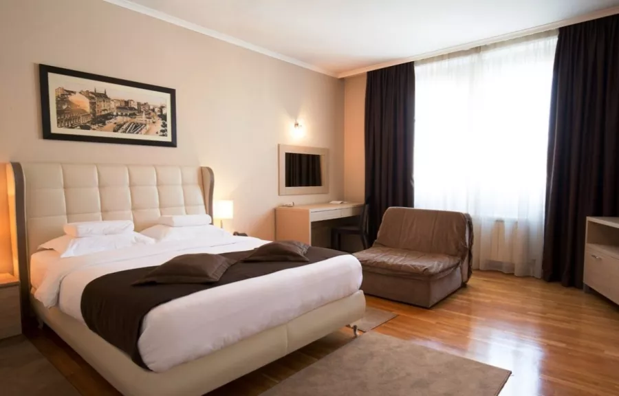 Hotel Nevski в Белграде: Отель, Бар, Парковка, Чилим,
