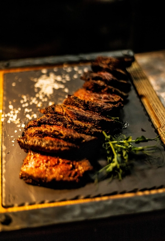 Ресторан Петровский Штофъ в Казани: Стейк-хаус, Европейская кухня, Заказ столиков, Винная карта, Меню на английском, Живая музыка, Заказ навынос, Летняя терраса,
