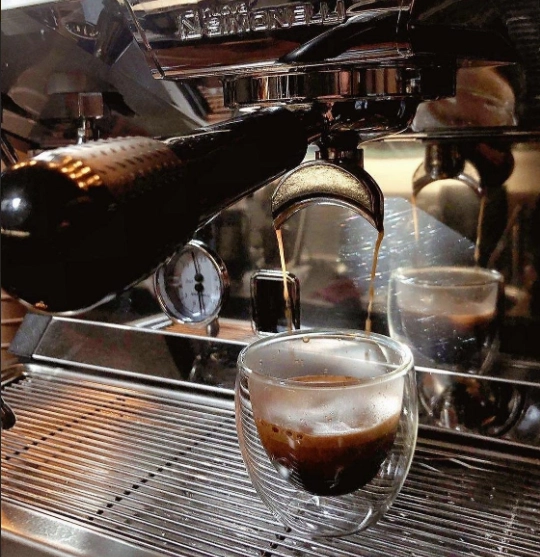 Кофейня Cofferencia в Краснодаре: Паста , Поке, Салаты , Боулы, Можно с собакой, Английский завтрак,