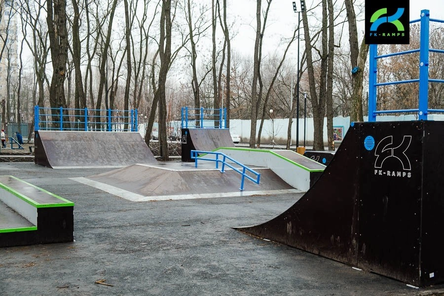 Скейт-парк в Осеннем парке в Ростове-на-Дону: Велосипед, Самокат,