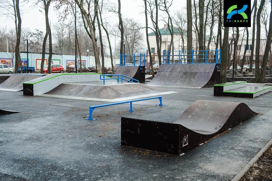 Скейт-парк в Осеннем парке в Ростове-на-Дону: Велосипед, Самокат,