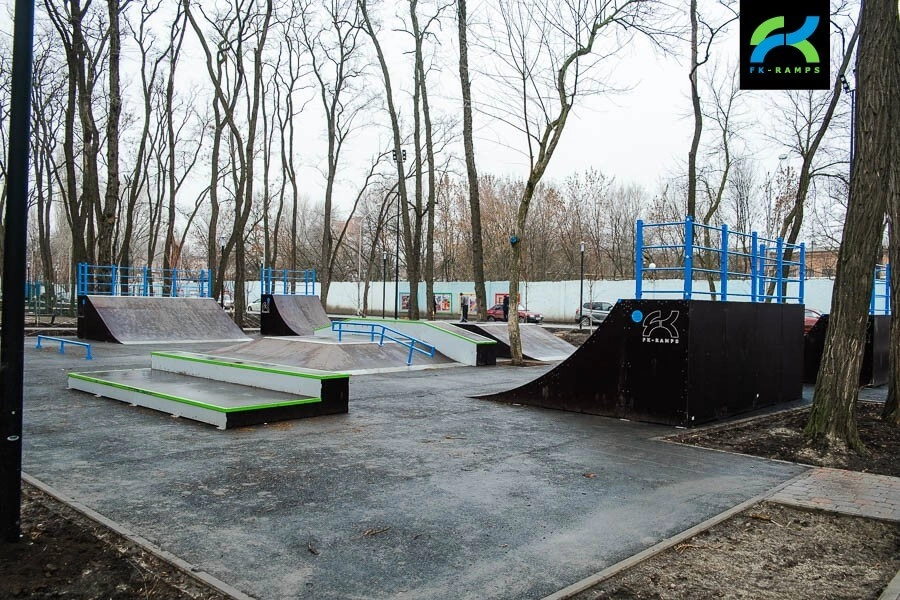 Скейт-парк в Осеннем парке в Ростове-на-Дону: Велосипед, Самокат,