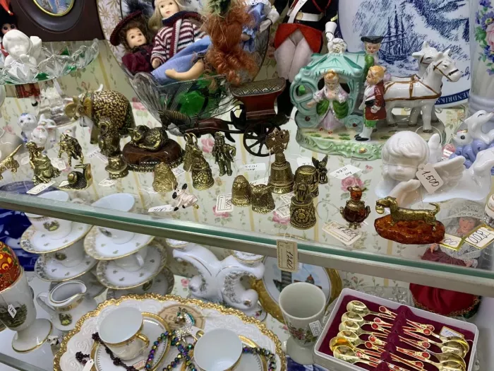 Антикварный магазин "Париж".