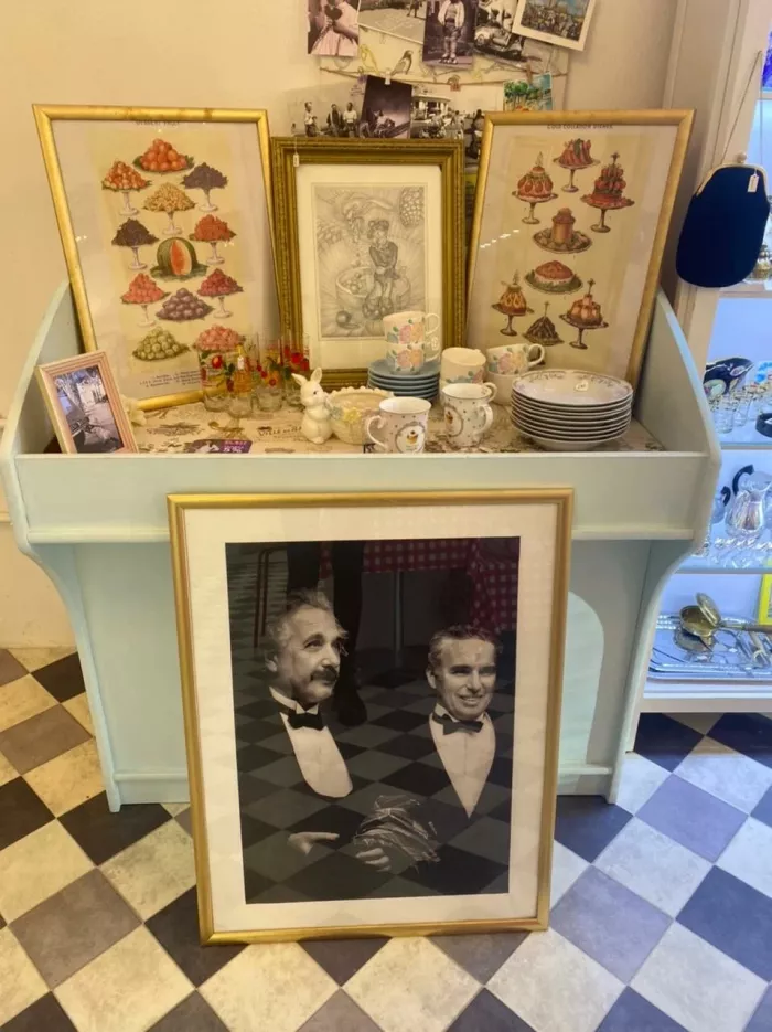 Антикварный магазин "Париж".