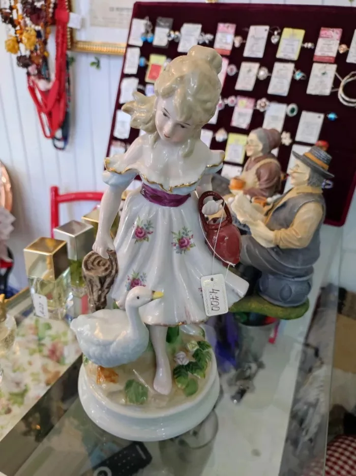 Антикварный магазин "Париж".