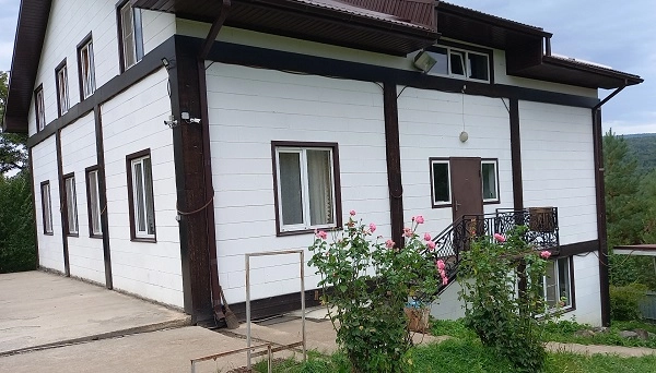 Гостевой двор Формула Мезмай в Мезмай: Бассейн, Сауна, Природные Образования, Семейные Праздники, Корпоративный Отдых, Детская площадка,