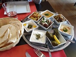 Ресторан Middle East в Комо: Ливанская кухня , Арабская кухня , Напитки , Десерты ,