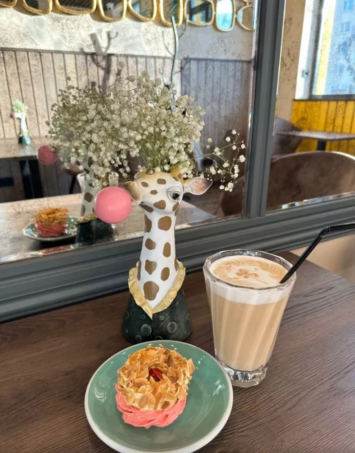 Coffee & Flowers Giraffe в Видном: Выпечка, Десерты, Кофейня, Стильные Букеты, Цветы,