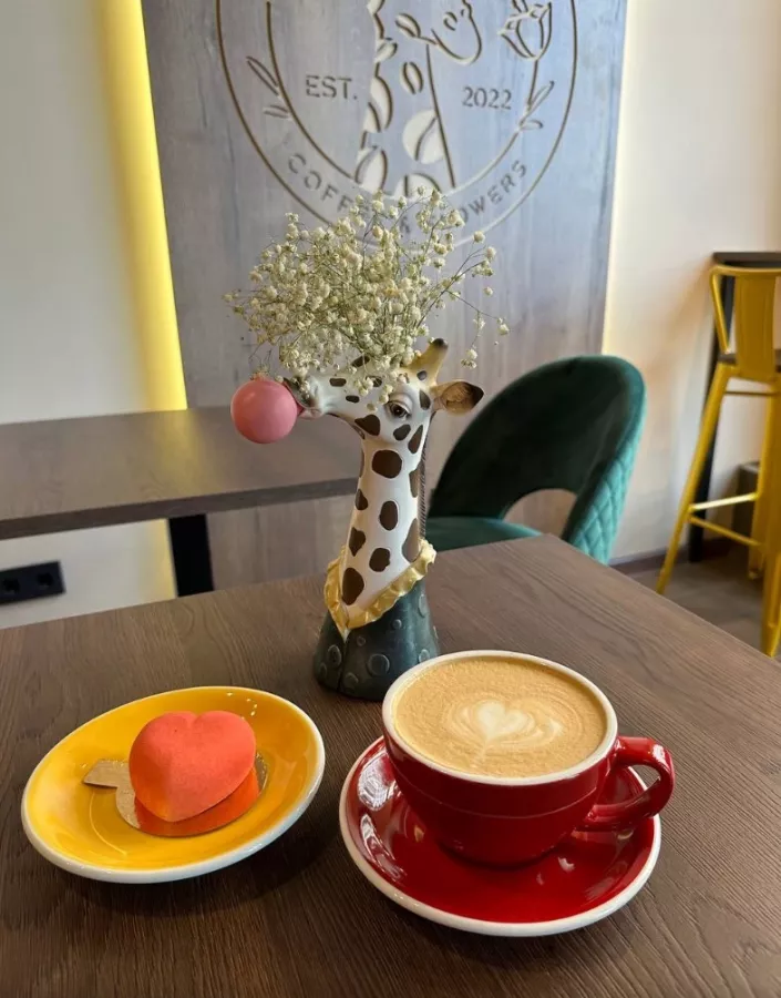 Coffee & Flowers Giraffe в Видном: Выпечка, Десерты, Кофейня, Стильные Букеты, Цветы,