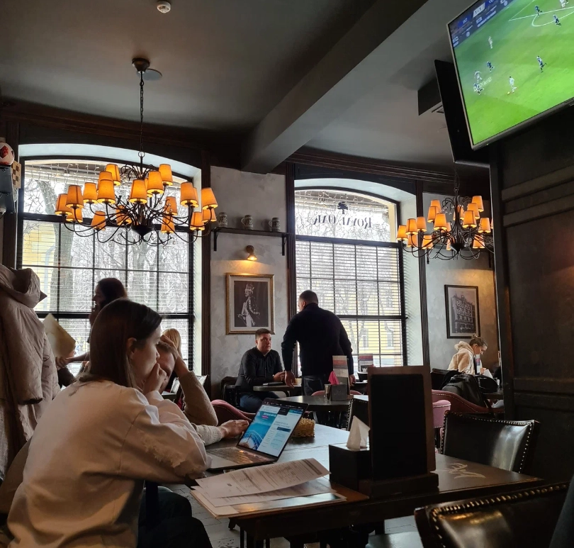 Гастро-паб Royal Oak Pub в Минске: Английский паб, Европейская кухня, VIP-зал, Летняя терраса, Спортивные трансляции, Авторская кухня, Наличный расчёт,