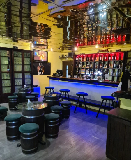 Кафе-бар Beer&Wine в Минске: Пивной бар, Спортивные трансляции, До 80 мест, Наличный расчёт, Заказ столиков, Оплата картой, Заказ навынос, Летняя терраса,