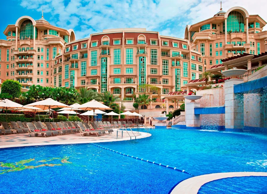Отель Swissotel Al Murooj Dubai4* в Дубаи: Швейцарский отель , Бальный зал , Отель в центре , Открытый бассейн, Тренажерный зал , Спа ,