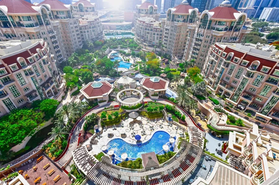 Отель Swissotel Al Murooj Dubai4* в Дубаи: Швейцарский отель , Бальный зал , Отель в центре , Открытый бассейн, Тренажерный зал , Спа ,