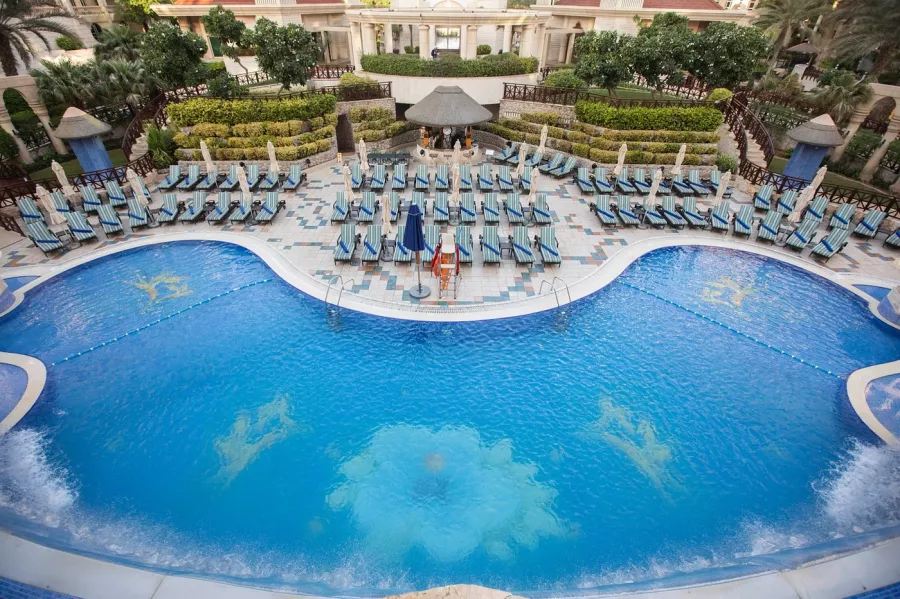 Отель Swissotel Al Murooj Dubai4* в Дубаи: Швейцарский отель , Бальный зал , Отель в центре , Открытый бассейн, Тренажерный зал , Спа ,