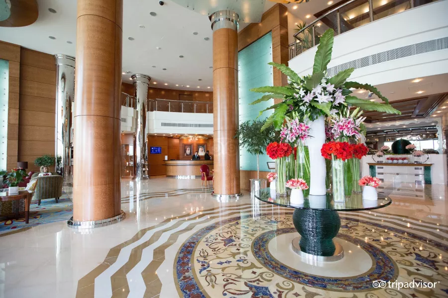 Отель Swissotel Al Murooj Dubai4* в Дубаи: Швейцарский отель , Бальный зал , Отель в центре , Открытый бассейн, Тренажерный зал , Спа ,