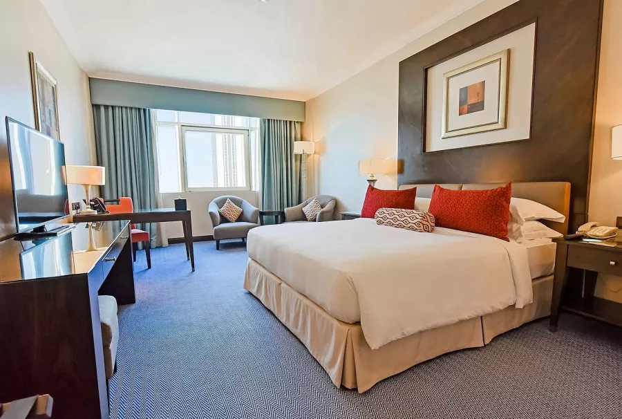 Отель Swissotel Al Murooj Dubai4* в Дубаи: Швейцарский отель , Бальный зал , Отель в центре , Открытый бассейн, Тренажерный зал , Спа ,