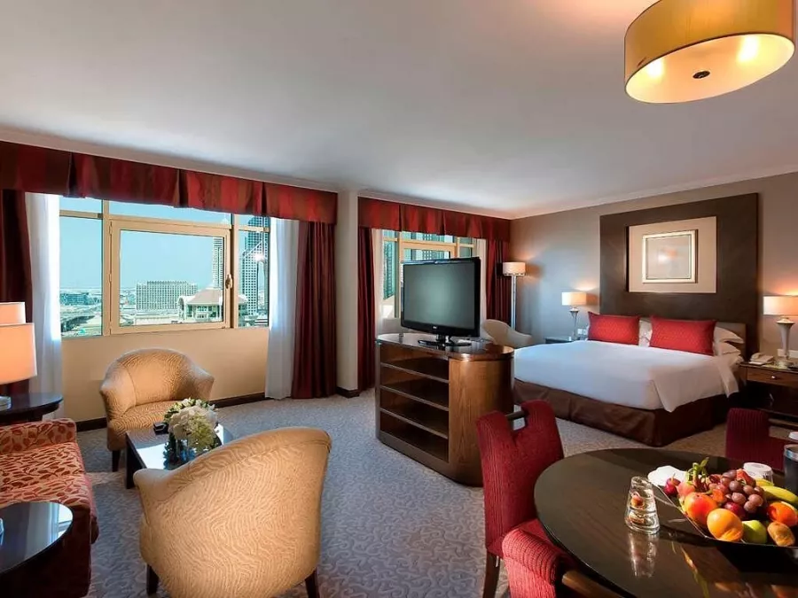 Отель Swissotel Al Murooj Dubai4* в Дубаи: Швейцарский отель , Бальный зал , Отель в центре , Открытый бассейн, Тренажерный зал , Спа ,