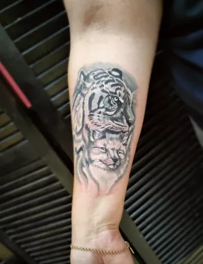 Тату-салон "Tattoo Bolt Crew".