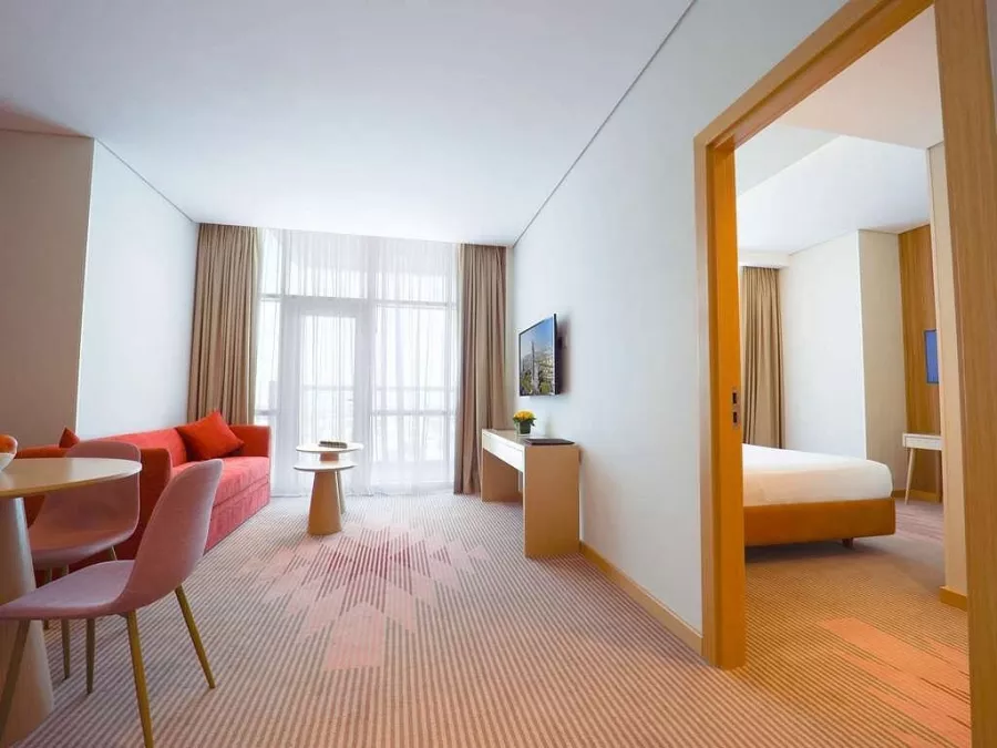 Отель Novotel Jumeirah Village Triangle4* в Дубаи: Роскошный дизайн , Отель с видом , Открытый бассейн , Спа-центр , Детская площадка ,