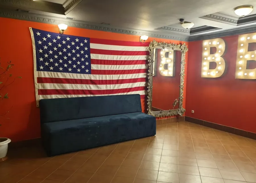Паб American BBQ в Минске: Гриль-бары, Европейская кухня, Американская кухня, Винная карта, Меню на английском, До 250 мест, Можно с собакой, Летняя терраса, VIP-зал, Авторская кухня, Оплата картой, Наличный расчёт,