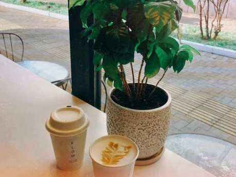 Кофейня Flow Coffee в Адлере: Свежая выпечка, Терраса, Доставка, Десерты, Кофе на вынос,