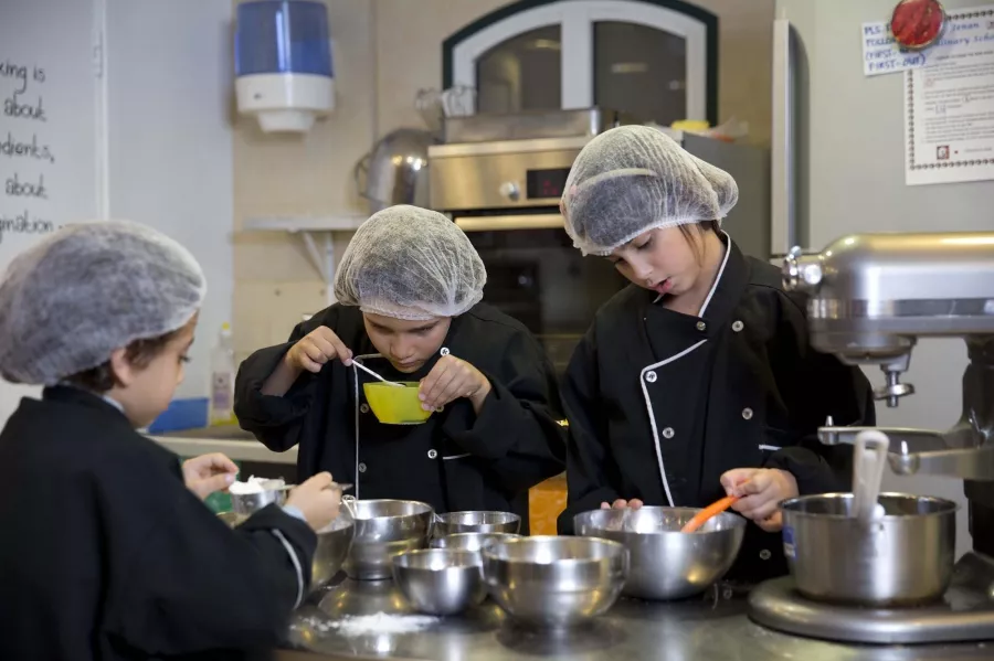 Детский центр KidZania в Дубаи: Профессии для детей , Центр развития , Мини-город, Тематические квесты , Копия города ,