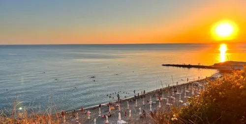 Пляж Факел в Дивноморском  в  Геленджике