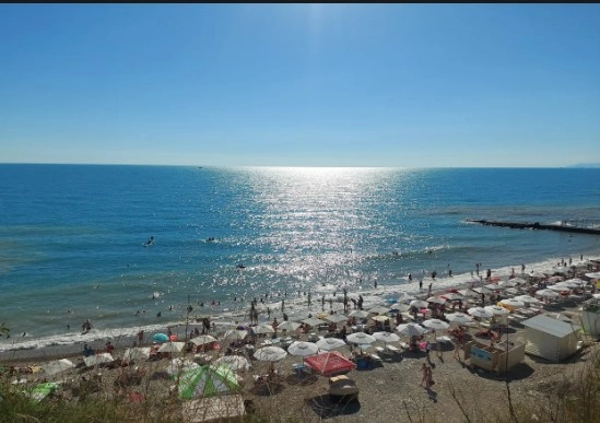 Пляж Факел в Дивноморском в Геленджике: Черное Море, Пляжный Отдых, Шезлонг, Гидроскутер Аренда , Бунгало , Кафе у Моря , Сап-борд, Пляжи Геленджика ,