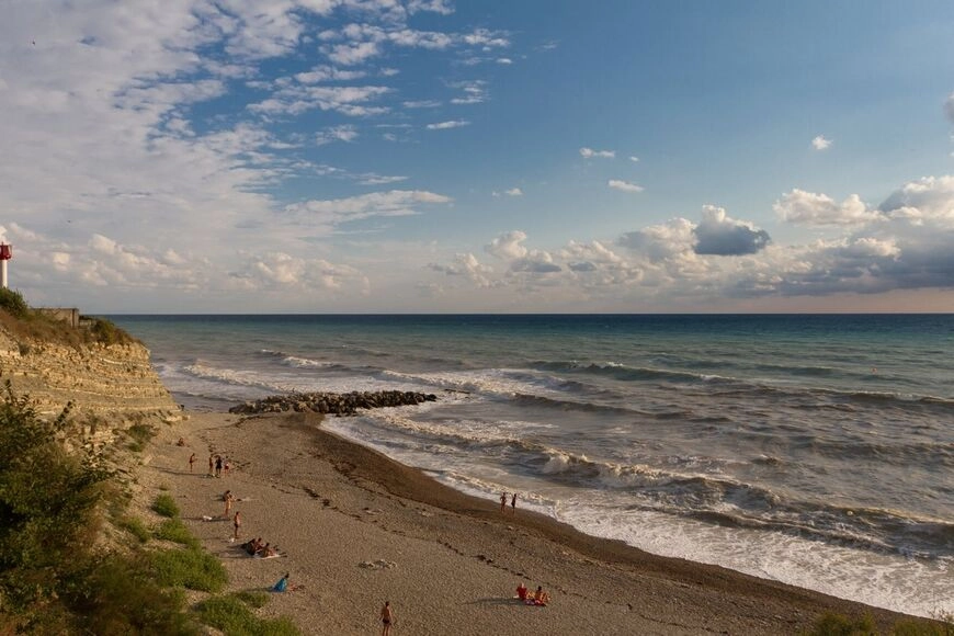 Пляж Факел в Дивноморском в Геленджике: Черное Море, Пляжный Отдых, Шезлонг, Гидроскутер Аренда , Бунгало , Кафе у Моря , Сап-борд, Пляжи Геленджика ,