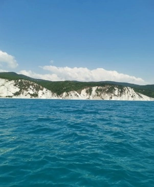 Пляж Прометей в Кабардинке в Геленджике: Черное Море, Шезлонг, Пляжи Геленджика , Афрокосички , Тату, Катамараны, Гидроцикл аренда , Фото на Пляже ,