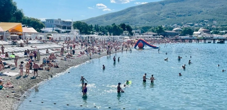 Пляж Прометей в Кабардинке в Геленджике: Черное Море, Шезлонг, Пляжи Геленджика , Афрокосички , Тату, Катамараны, Гидроцикл аренда , Фото на Пляже ,