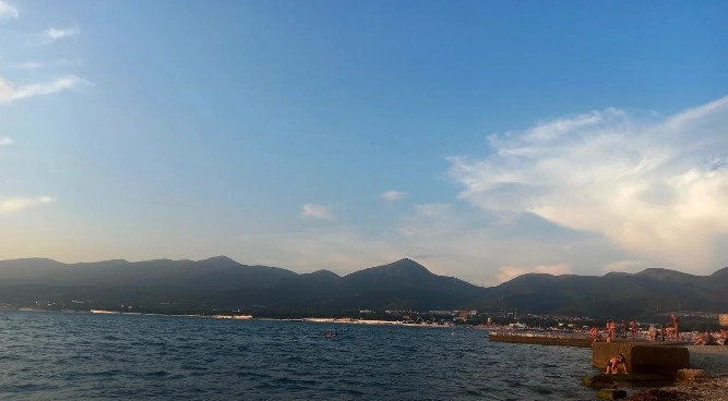 Пляж Прометей в Кабардинке в Геленджике: Черное Море, Шезлонг, Пляжи Геленджика , Афрокосички , Тату, Катамараны, Гидроцикл аренда , Фото на Пляже ,