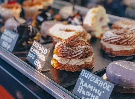 Кофейня Мадам Шарлоtt в Адлере: Свежая выпечка, Детская комната, Кофе на вынос, Десерты, Терраса, Завтрак,