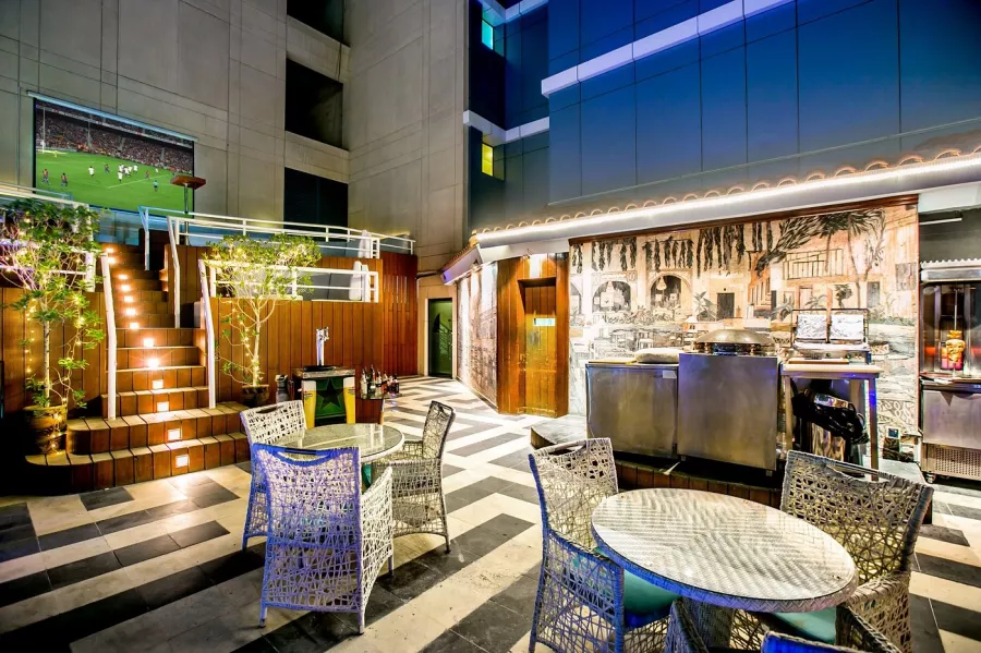 Отель Marina Byblos Hotel 4* в Дубаи: Современные номера , Спа-комплекс, Фитнес, Конференц-зал, Открытый бассейн , Бар ,
