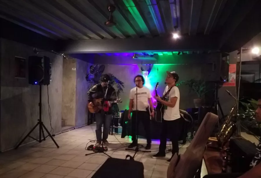 Кафе Draft Punk Craft в Себу: Филиппинская кухня, Кафе, Cafe, Живая музыка, Live music,