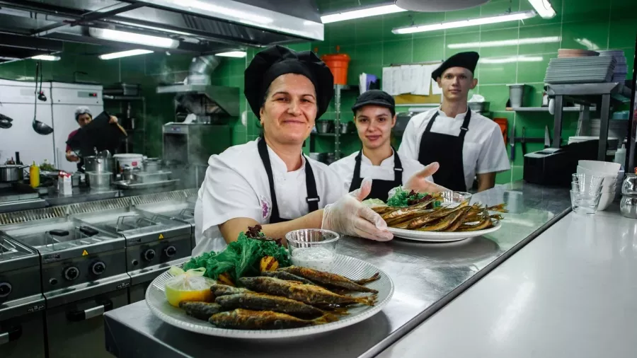 Ресторан Эник Беник в Анапе: Русская кухня, Живая музыка, Детский уголок, Детское меню, Проведение банкетов, Винная карта, Европейская кухня, Постное меню, Летняя терраса,