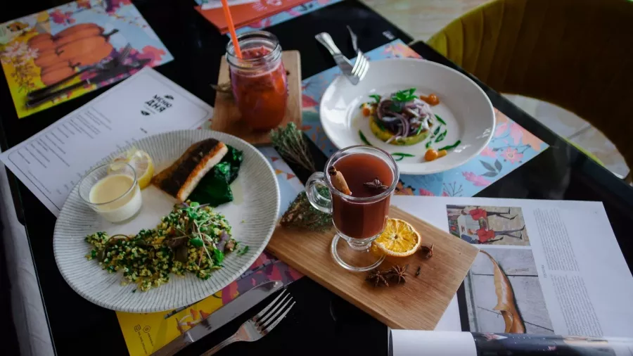 Ресторан Эник Беник в Анапе: Русская кухня, Живая музыка, Детский уголок, Детское меню, Проведение банкетов, Винная карта, Европейская кухня, Постное меню, Летняя терраса,