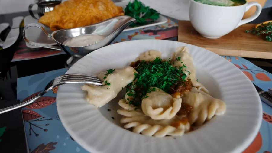 Ресторан Эник Беник в Анапе: Русская кухня, Живая музыка, Детский уголок, Детское меню, Проведение банкетов, Винная карта, Европейская кухня, Постное меню, Летняя терраса,