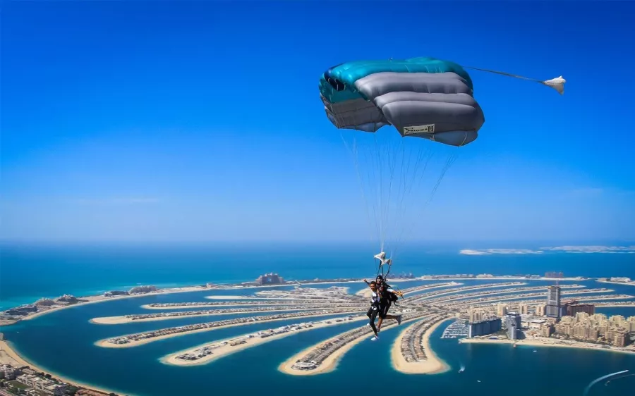 Парашютный центр Skydive Dubai в Дубаи: Аэротруба , Парашют , Прыжок , Полет на вертолете , Парашютисты ,