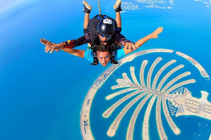 Парашютный центр Skydive Dubai в Дубаи: Аэротруба , Парашют , Прыжок , Полет на вертолете , Парашютисты ,