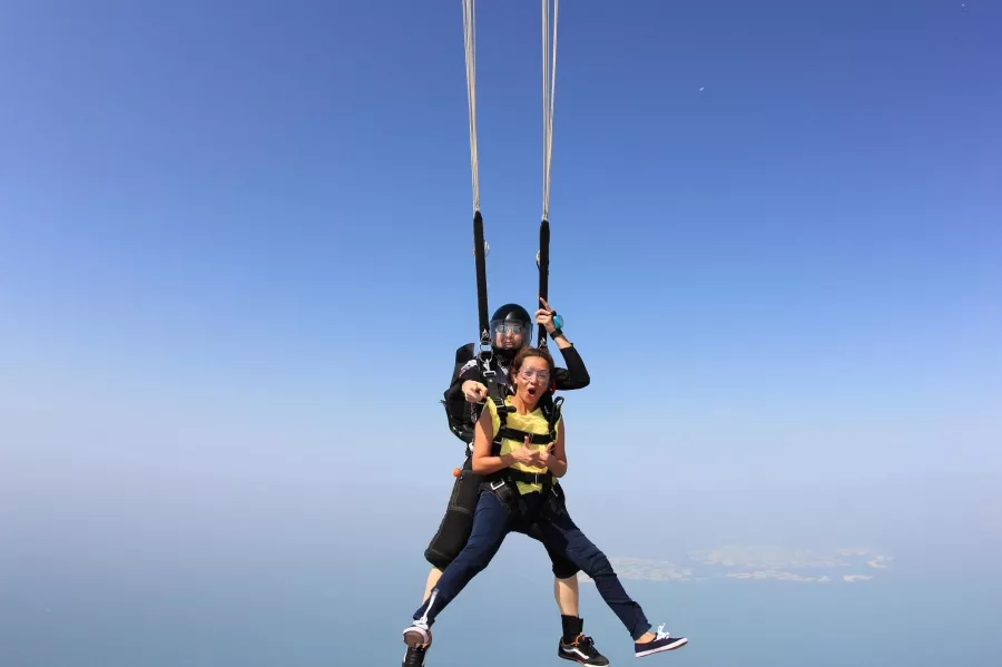 Парашютный центр Skydive Dubai в Дубаи: Аэротруба , Парашют , Прыжок , Полет на вертолете , Парашютисты ,