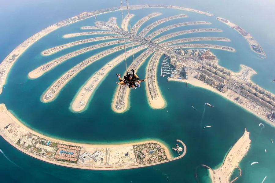 Парашютный центр Skydive Dubai в Дубаи: Аэротруба , Парашют , Прыжок , Полет на вертолете , Парашютисты ,