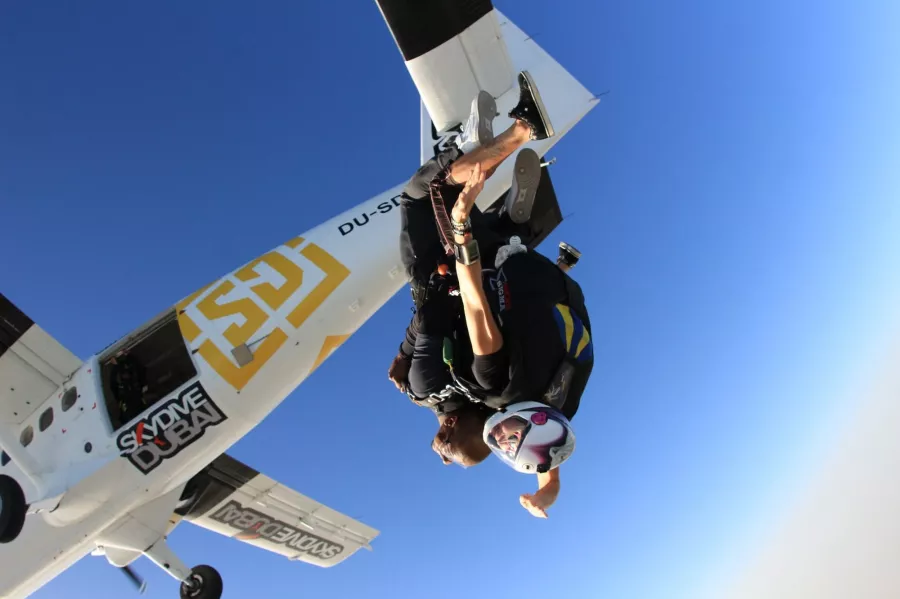 Парашютный центр Skydive Dubai в Дубаи: Аэротруба , Парашют , Прыжок , Полет на вертолете , Парашютисты ,