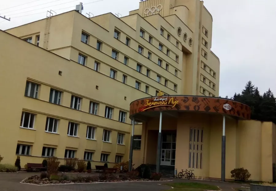 Кафе Зеленый луг в Минске: Заказ столиков, Летняя терраса, Европейская кухня, Детское меню, Проведение банкетов, До 70 мест, Оплата картой, Наличный расчёт,