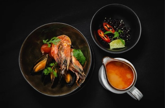 Ресторан FISH & DRY в Адлере: Винный бар, Паназиатская кухня, Банкетный зал, Тайская кухня, Кофе на вынос, Терраса,