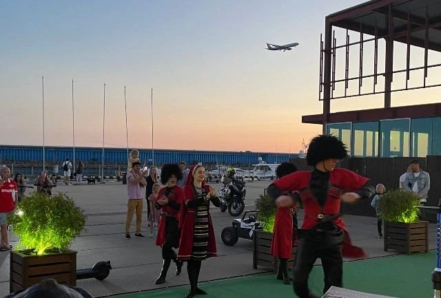 Ресторан Gold Marina в Адлере: Грузинская кухня, Завтрак, Банкетный зал, Пиццерия, Винный бар, Терраса, Живая музыка, Детская комната,