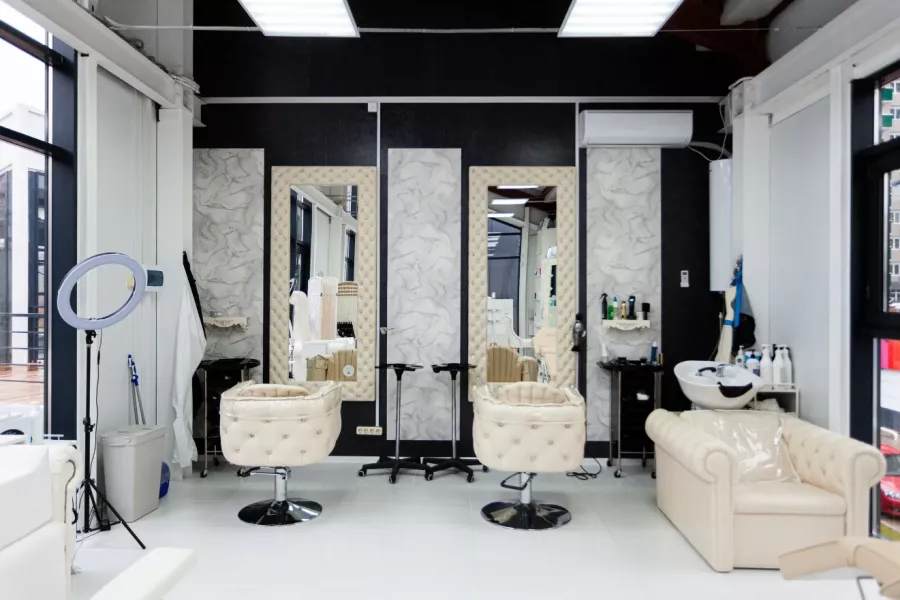 Салон красоты Royal Beauty 33 в Краснодаре: Стрижка волос, Укладка волос, Стрижка парика, Градиентное окрашивание, Макияж, Мужской педикюр, Татуаж губ, Восстановление ресниц,