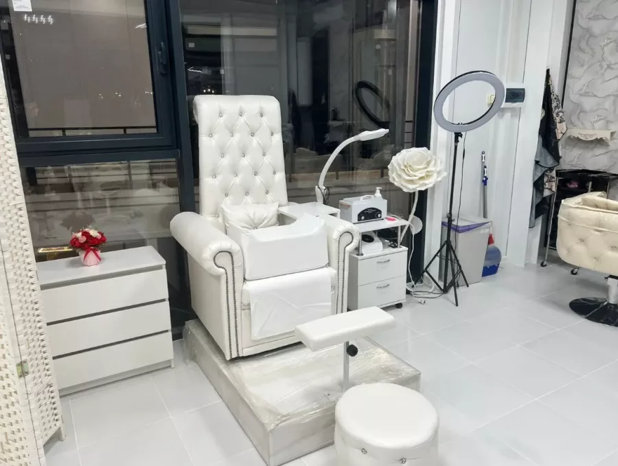 Салон красоты Royal Beauty 33 в Краснодаре: Стрижка волос, Укладка волос, Стрижка парика, Градиентное окрашивание, Макияж, Мужской педикюр, Татуаж губ, Восстановление ресниц,