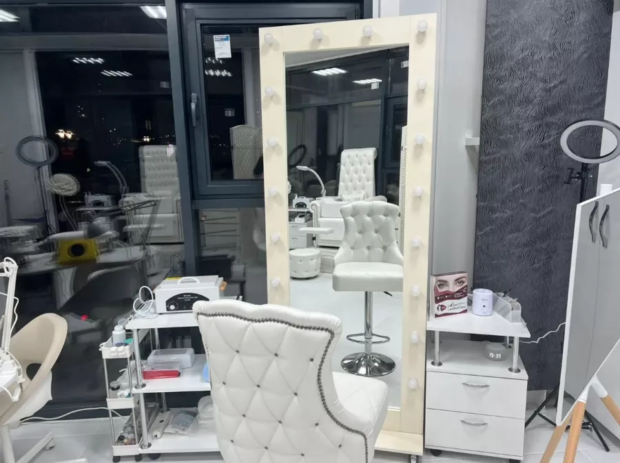 Салон красоты Royal Beauty 33 в Краснодаре: Стрижка волос, Укладка волос, Стрижка парика, Градиентное окрашивание, Макияж, Мужской педикюр, Татуаж губ, Восстановление ресниц,
