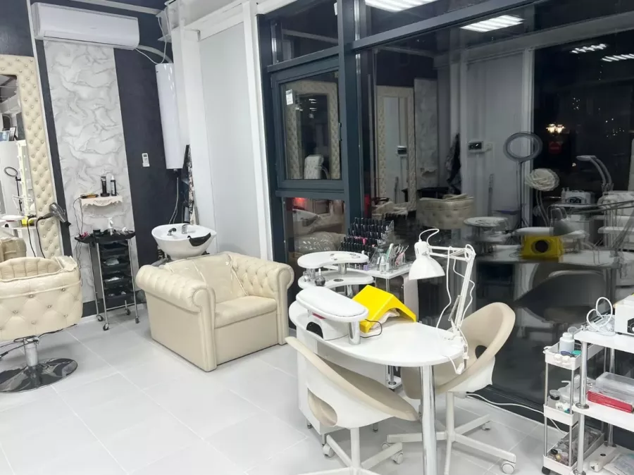 Салон красоты Royal Beauty 33 в Краснодаре: Стрижка волос, Укладка волос, Стрижка парика, Градиентное окрашивание, Макияж, Мужской педикюр, Татуаж губ, Восстановление ресниц,